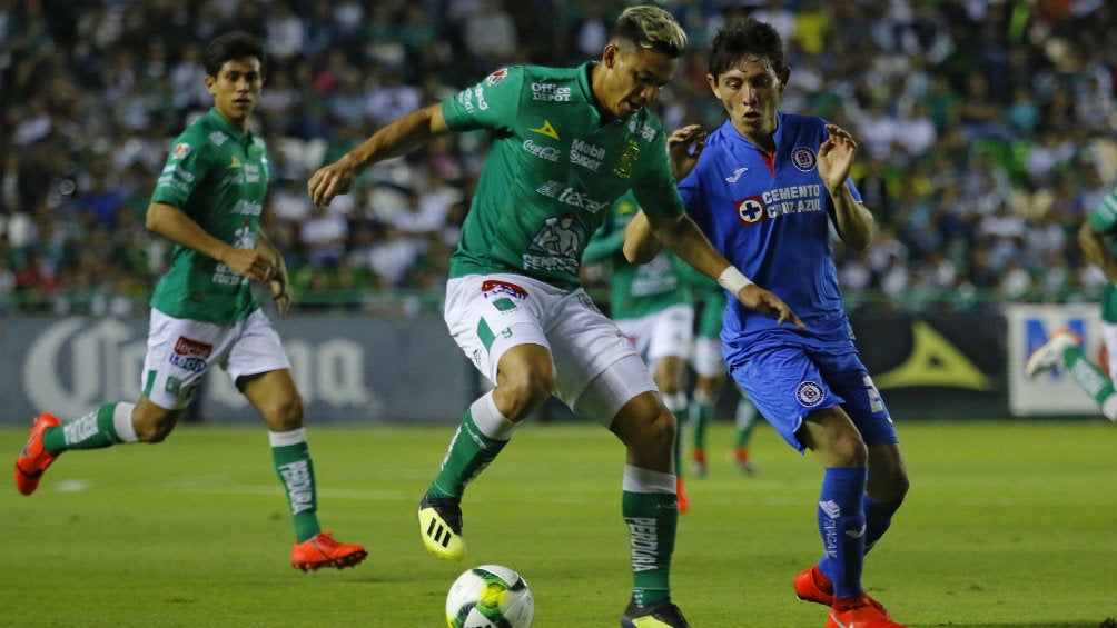 González protege la esférica en duelo contra Cruz Azul en Copa MX