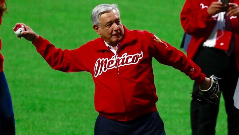 AMLO lanza la primera bola del partido de Diablos