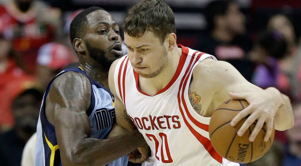 Motiejunas protege la redonda en duelo de los Rockets