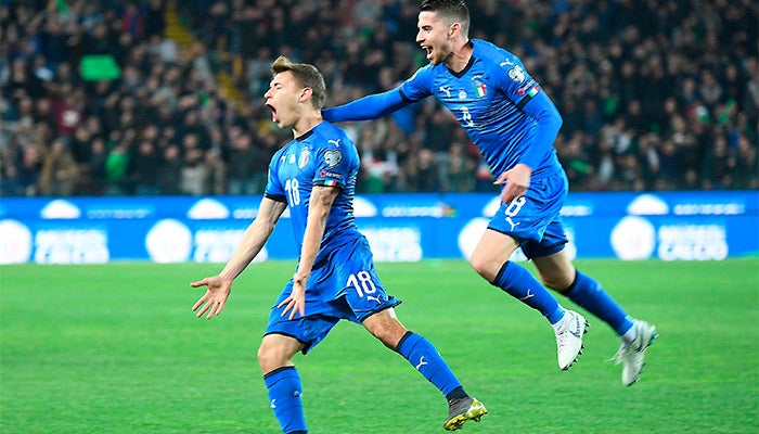 Barella festejando su gol ante Finlandia 