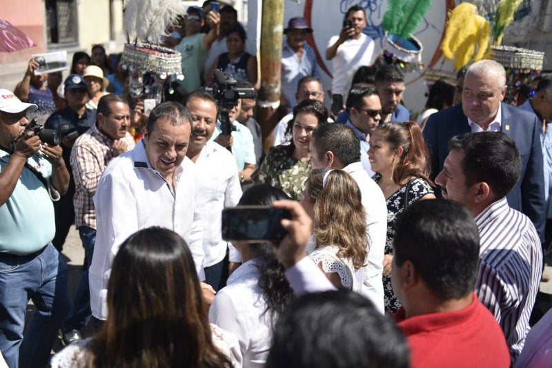 Cuauhtémoc habla con gente en un evento público