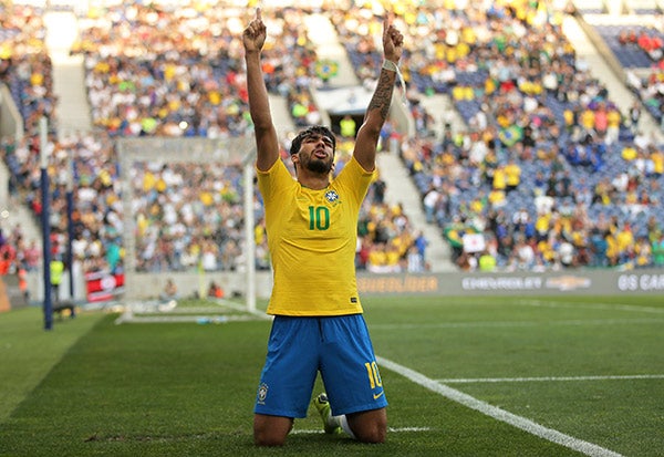 Lucas Paqueta celebra gol contra Panamá