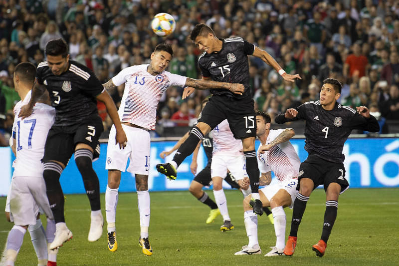 Héctor Moreno cabecea para poner el 2-0 parcial