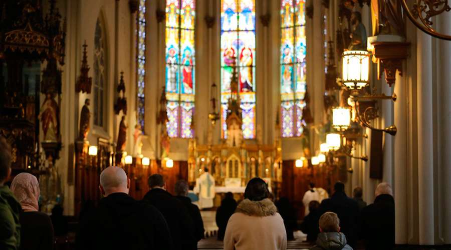 Gente asiste a misa a la iglesia Saint Joseph's Oratory 