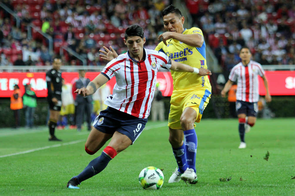 Pulido conduce el esférico en duelo de Copa MX