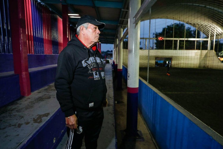 Juan Carlos Mendoza observa un juego en el deportivo Constituyentes