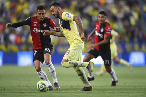 Aguilera en acción durante un partido amistoso contra Atlas 