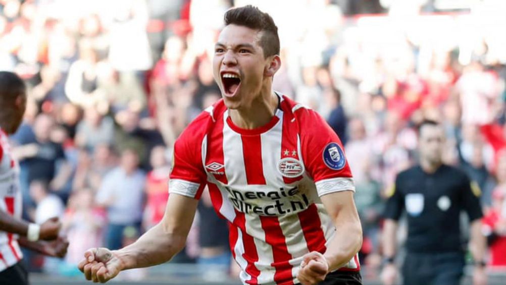 Lozano, en festejo de gol con el PSV