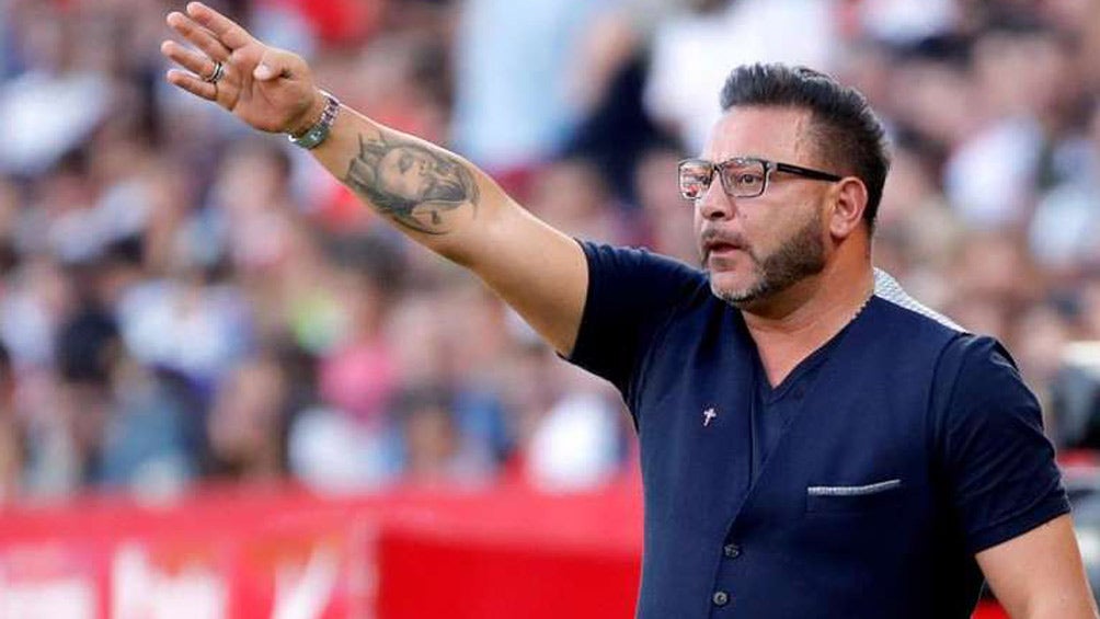 Antonio Mohamed dirige a Huracán durante un duelo