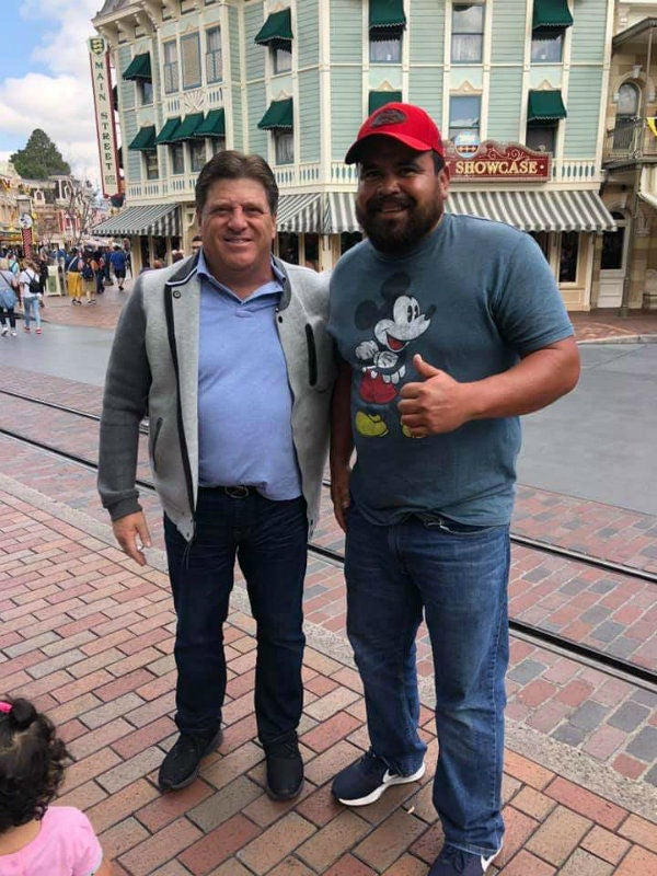 Miguel Herrera junto a un aficionado en Disneyland