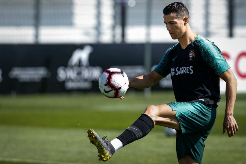 Cristiano durante una sesión de entrenamiento con Portugal 