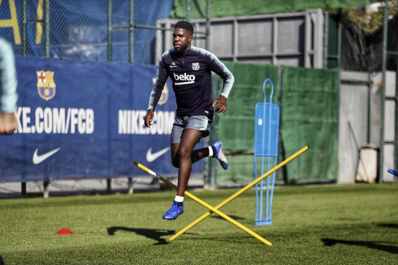 Samuel Umtiti brinca en un entrenamiento del Barcelona