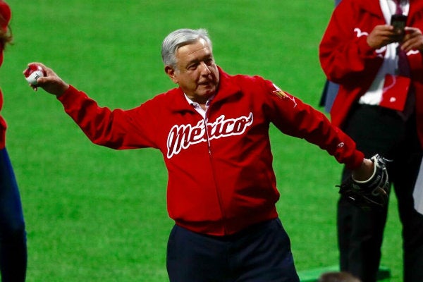 AMLO lanza la primera bola en el nuevo estadio de los Diablos Rojos