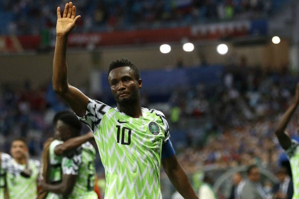 John Obi Mikel durante un partido con Nigeria 