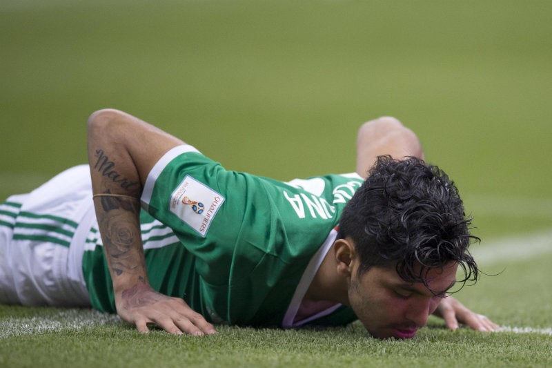 Tecatito en el césped durante un partido con la Selección Mexicana