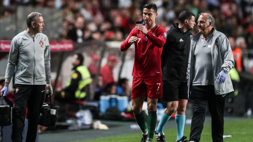 Cristiano Ronaldo sale de la cancha tras lesionarse