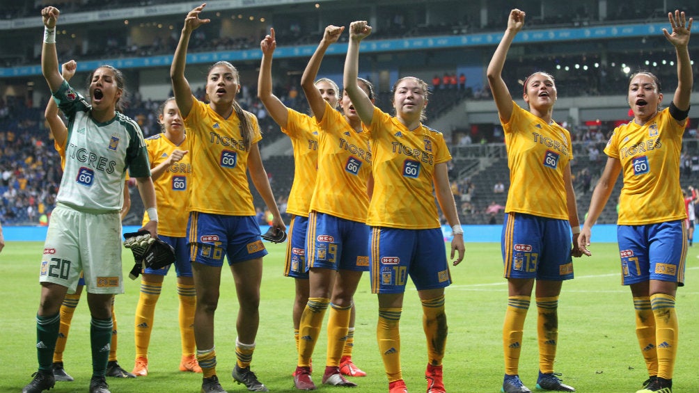 Tigres Femenil celebra su victoria ante las Rayadas 