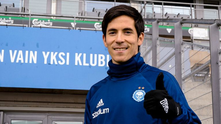 Marco Bueno posa con la indumentaria del HJK Helsinki