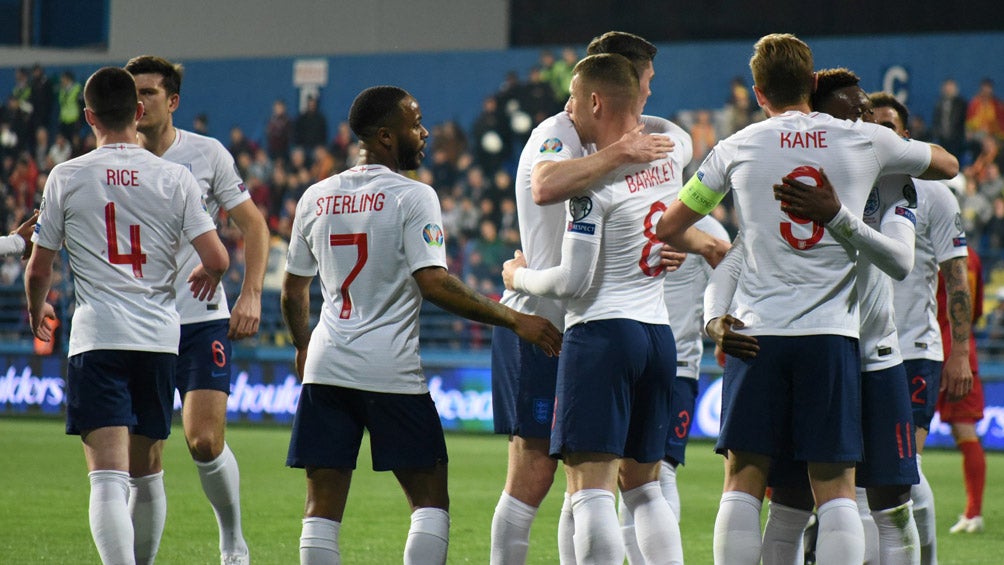 Jugadores ingleses celebran una anotación vs Montenegro 