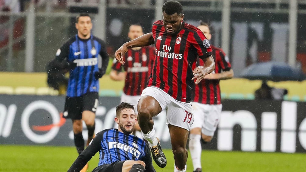 Roberto Gagliardini y Franck Kessié disputan un balón 