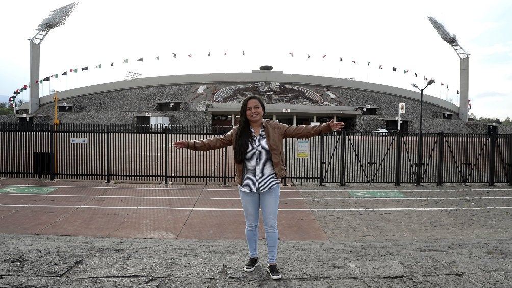 Debbie Gómez posa para la cámara de RÉCORD en el Olímpico Universitario