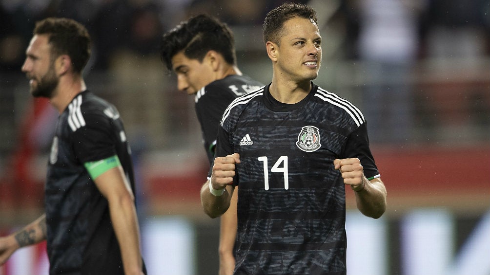 Javier Hernández celebra una anotación con el Tricolor 