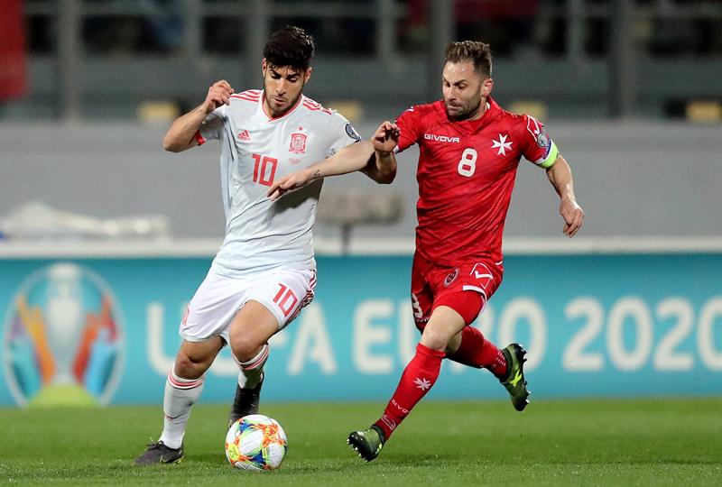 Asensio pelea el balón en el duelo contra Malta