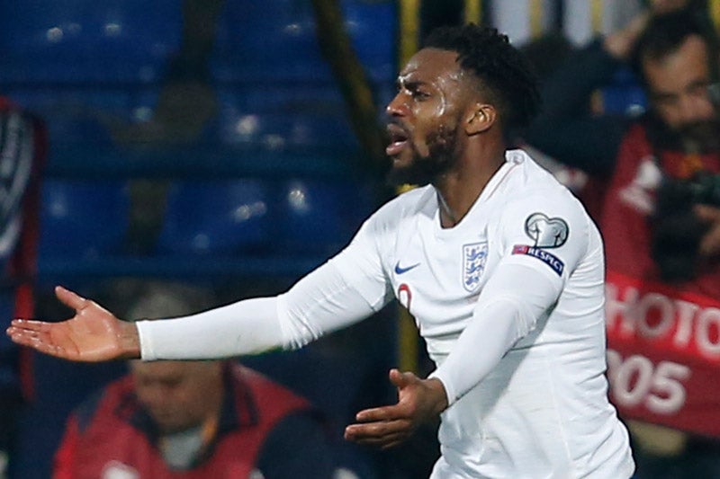 Danny Rose, molesto tras una decisión arbitral 