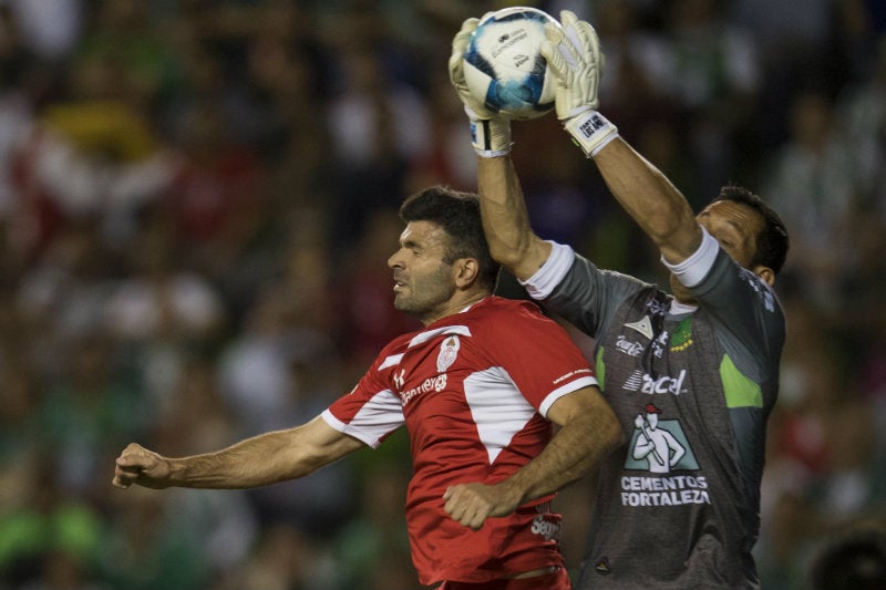 Rodolfo Cota captura un balón durante un juego de León