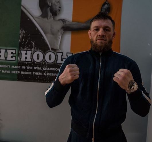 McGregor posa con los puños cerrados