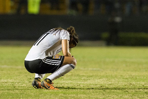 Nayeli Rangel se lamenta en juego de Tigres