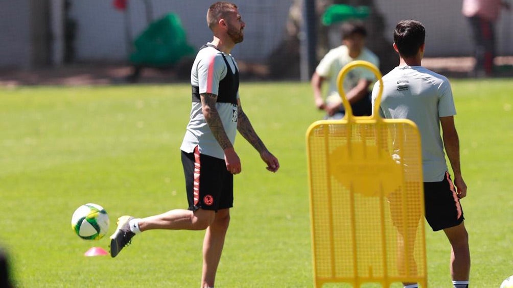 Ménez muestra su clase durante el entrenamiento de las Águilas en Coapa