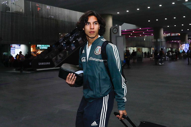 Diego Lainez en el aeropuerto de la Ciudad de México