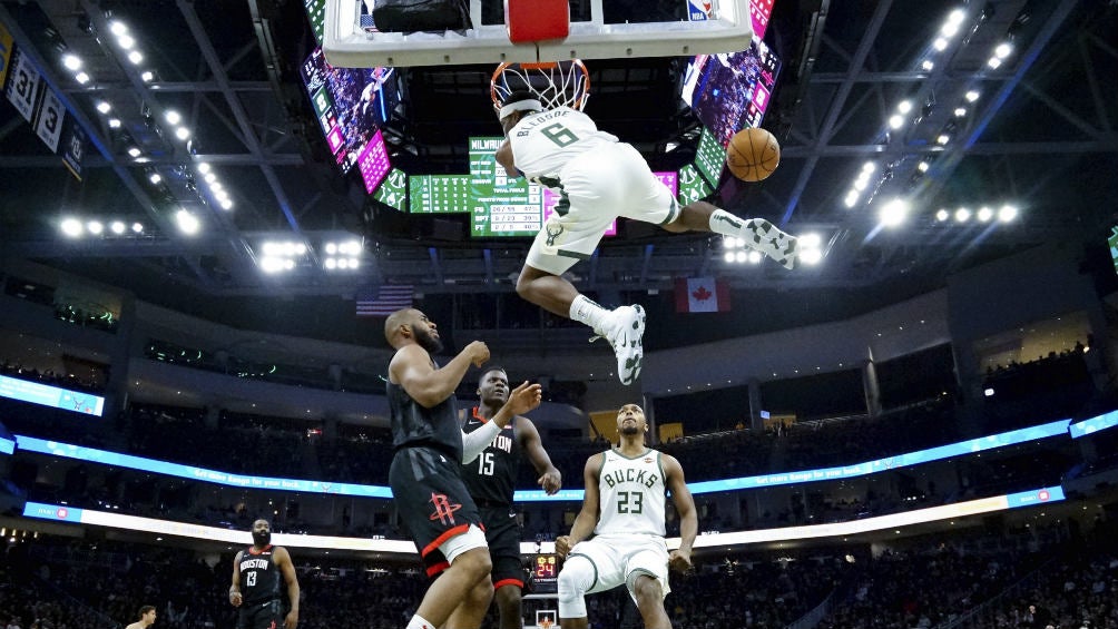 Eric Bledsoe clava el balón durante el partido