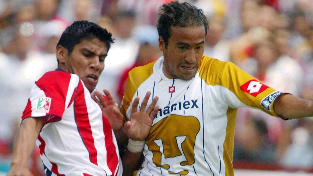 Ailton disputa el balón con Salcido en un duelo en CU del 2004