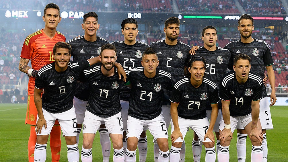 Jugadores de la Selección Mexicana antes de jugar contra Paraguay