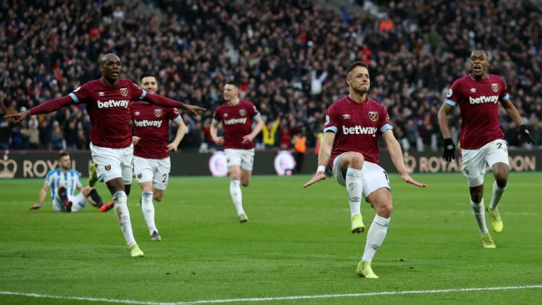 Chicharito festeja anotación contra el Huddersfield Town 