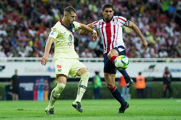 Guido disputa balón con Pereira