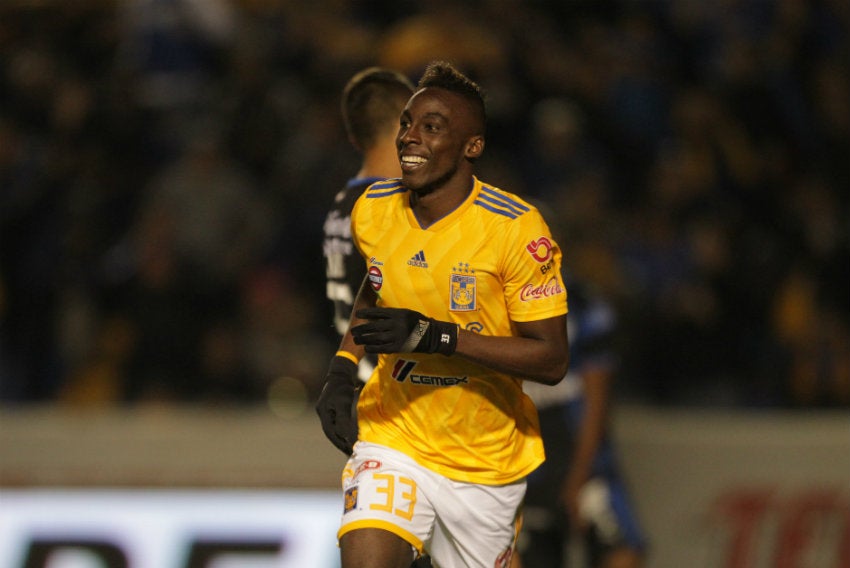 Quiñones festeja gol con Tigres 