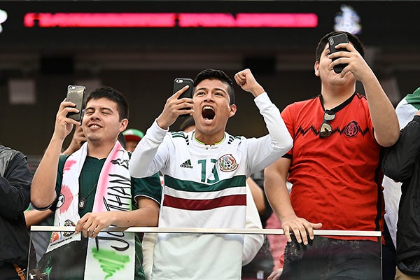 Aficionados del Tri apoyan en la tribuna