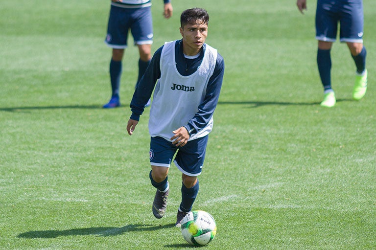 Misael Domínguez en una práctica de Cruz Azul