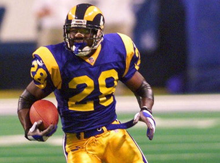 Marshall Faulk realiza un acarreo con Rams