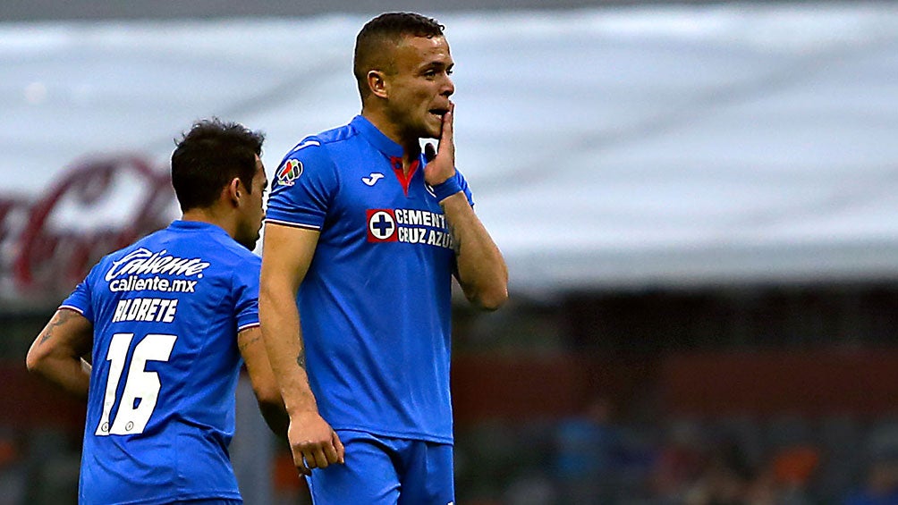 Jonathan Rodríguez en un partido de Cruz Azul