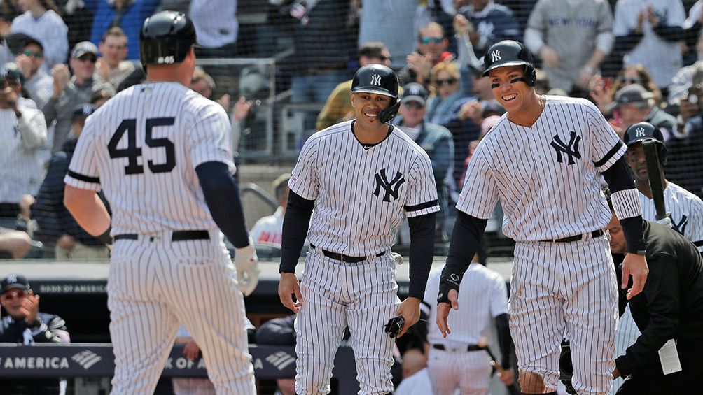 Jugadores de Yankees festejan en el juego contra Orioles