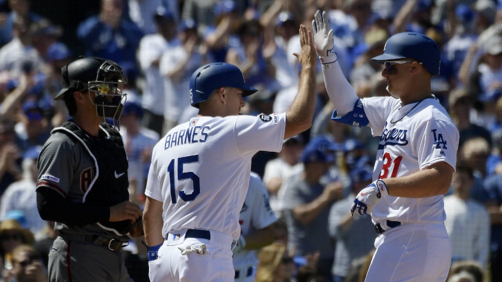 Jugadores de los Dodgers celebran carrera contra Arizona