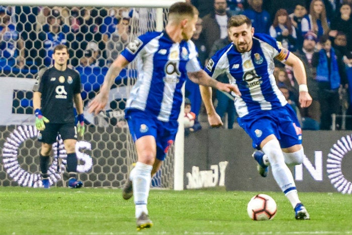 Herrera conduce el balón durante un partido