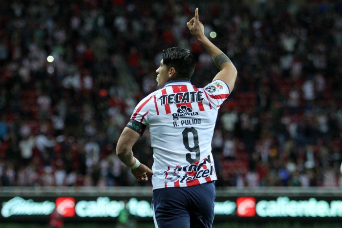 Pulido, en festejo con Chivas