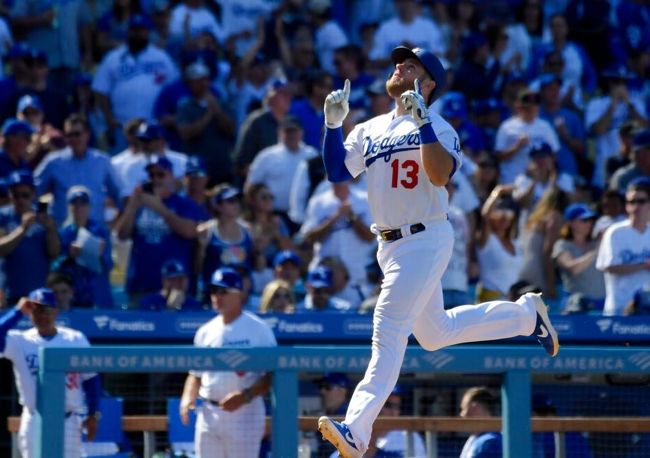 Max Mucy celebra carrera contra los Diamondbacks 