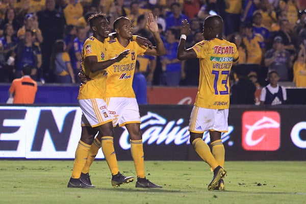 Quiñones celebra gol de Tigres