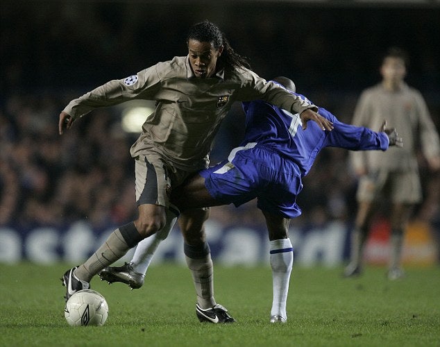 Ronaldinho deja en el camino a Makelele